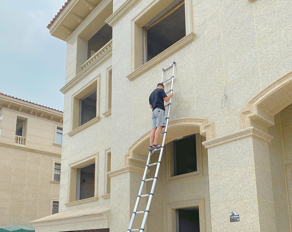 What size ladder do I need for a 2 story house?